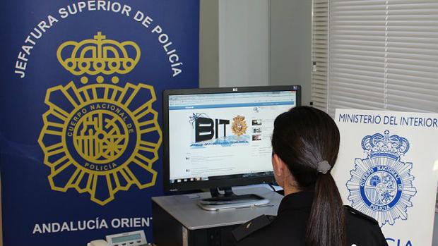 Una agente de la Policía Nacional