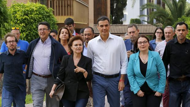 Sánchez, junto a Calvo y otros socialistas, en el Colegio Mayor Séneca de Córdoba