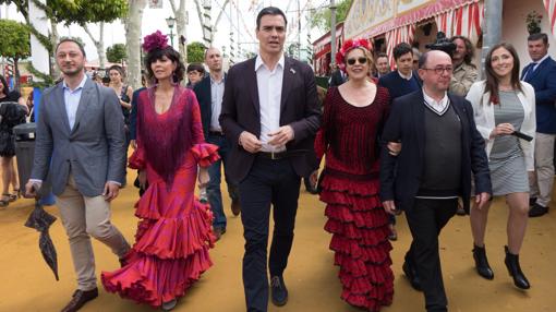 Gómez de Celis junto a Pedro Sánchez y Rafael Román paseando por el real el año pasado