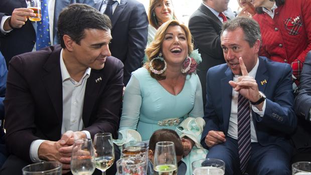 Pedro Sánchez y Susana Díaz, junto al alcalde de Sevilla Juan Espadas, en la Feria del año pasado