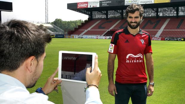 Fran Cruz, el central cordobés del Mirandés