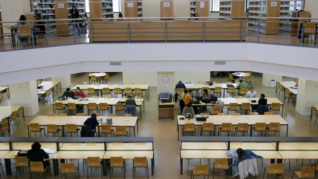 Estudiantes en una biblioteca de la Universidad de Córdoba