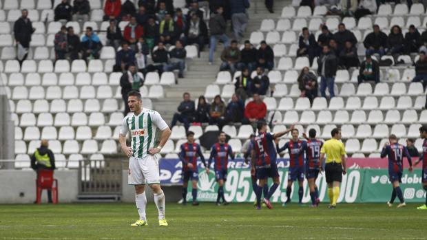 Sin ambiente de finales: cinco mil abonados abandonan al Córdoba CF en la lucha por la salvación