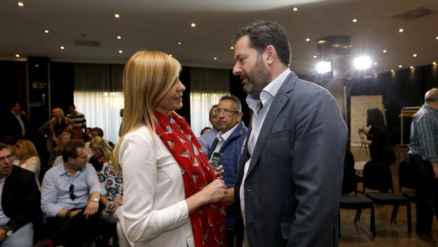 Rosario Alarcón y Adolfo Molina hablan en la última junta directiva del PP