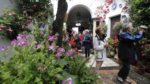 Visitantes en uno de los recintos de la zona de San Agustín