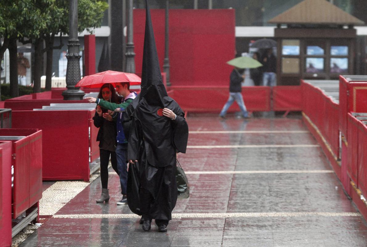 Un nazareno bajo la lluvia