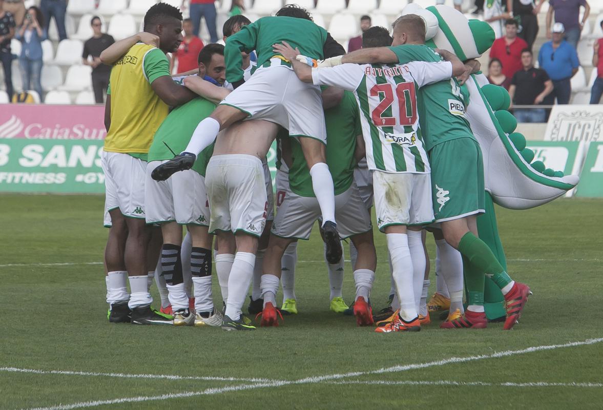 Los jugadores del Córdoba celebran el triunfo sobre el Almería