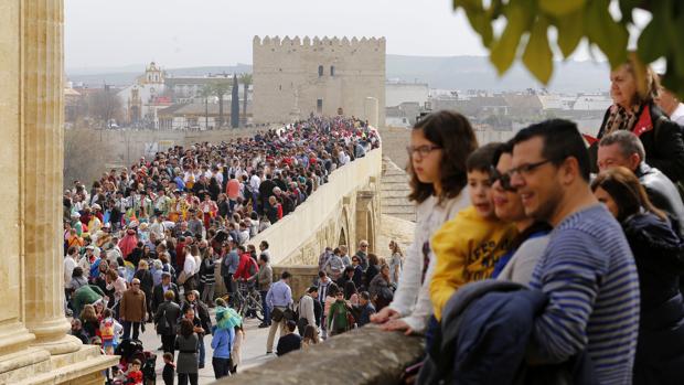 Turistas pasean por Córdoba