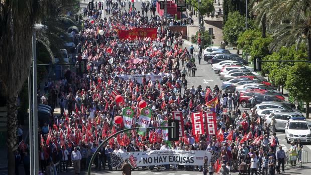 Imagen de la manifestación de CC.OO. y UGT, celebrada hoy, atravesando la Victoria