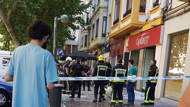 Bomberos y efectivos de la Policía Local en el lugar de los hechos