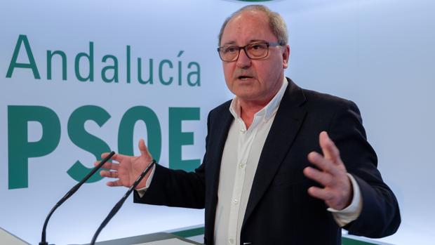 El secretario de Organización del PSOE de Andalucía, Juan Cornejo, apunta a una moción de censura contra Díaz