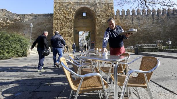 Veladores en la Puerta de Almodóvar