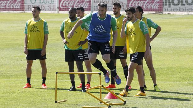 Federico Piovaccari salta una valla en el entrenamiento del Córdoba CF