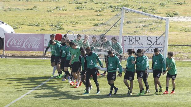 La plantilla del Córdoba CF, durante un entrenamiento