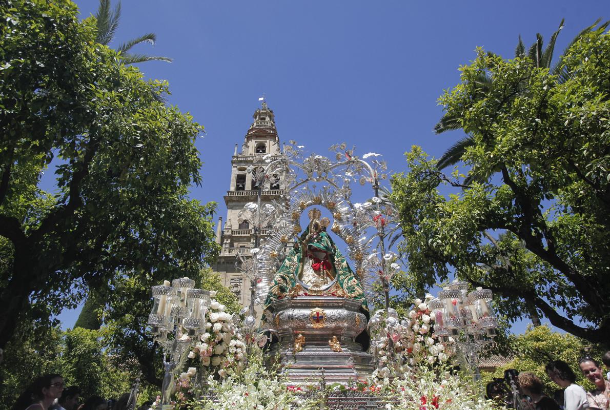 La Virgen de la Cabeza, en el Patio de los Naranjos