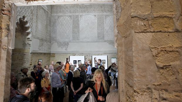 Turistas en el interior de la Sinagoga de Córdoba