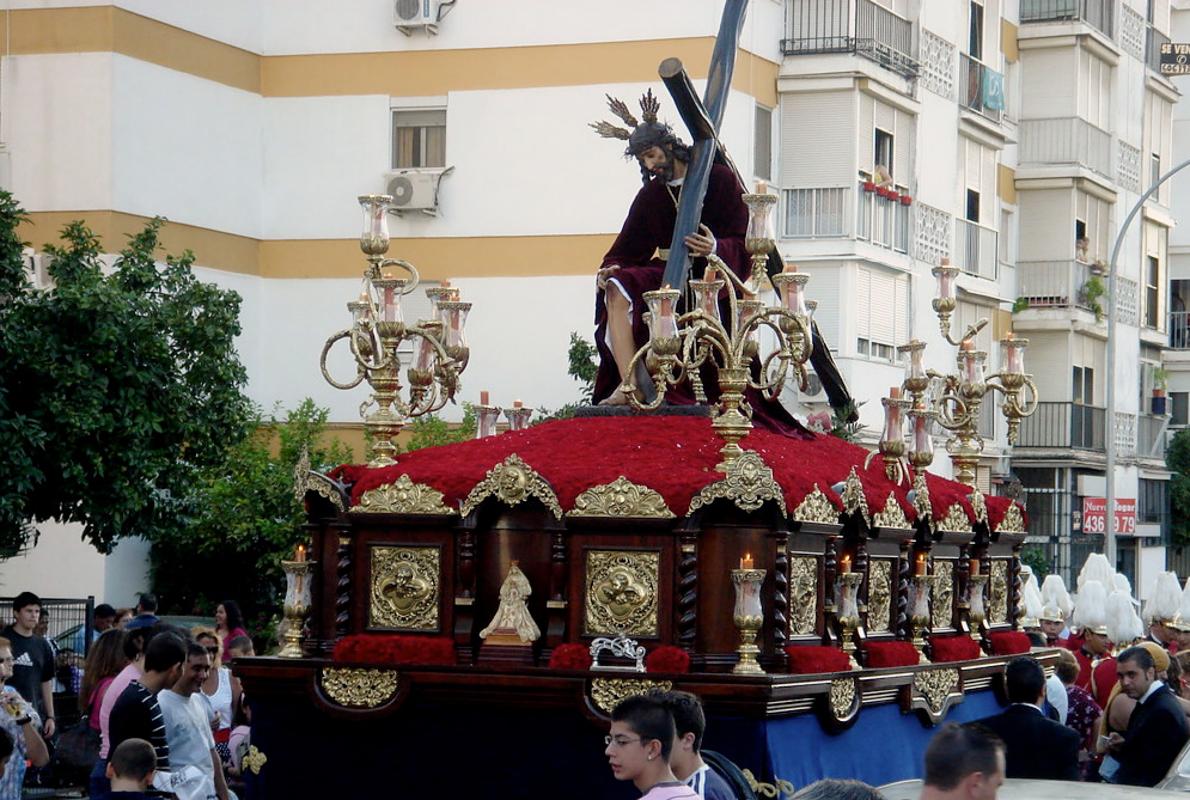 El antiguo paso de la Santa Faz procesionando en Sevilla