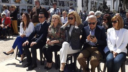 La familia de Rocío Jurado durante la misa en el cementerio