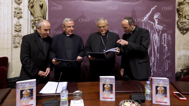 El Obispo de Córdoba presentando el programa sobre el obispo Osio