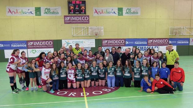 Las chicas del Adesal Córdoba celebran la clasificación para la fase de ascenso