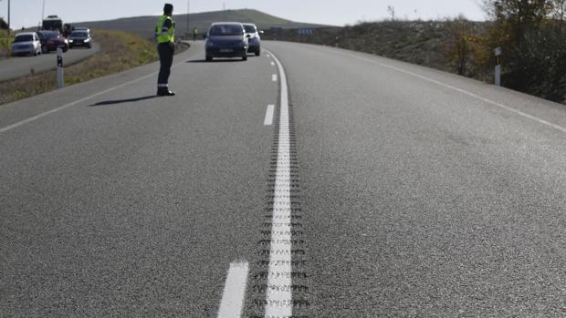 Un guardia civil regula el tráfico