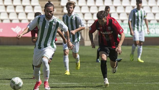 Sebas Moyano avanza con el esférico en El Arcángel