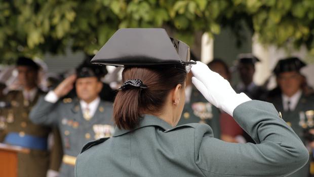 Una agente de la Guardia Civil en la celebración del Día del Pilar