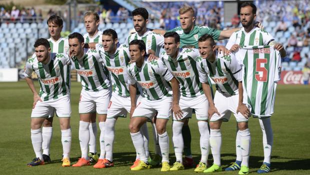 La plantilla del Córdoba CF posa con la camiseta de Ekeng, el domingo, en Getafe