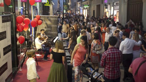 Imagen que presentaban las calles en la última Shopping Night del Centro