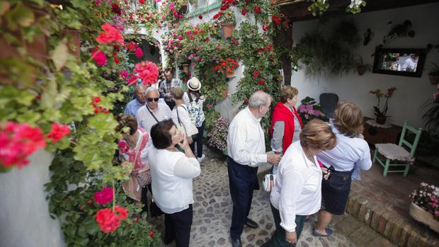 Visitantes en uno de los patios que participan en el concurso