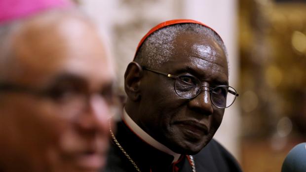 El cardenal Sarah, junto al obispo, en la Catedral