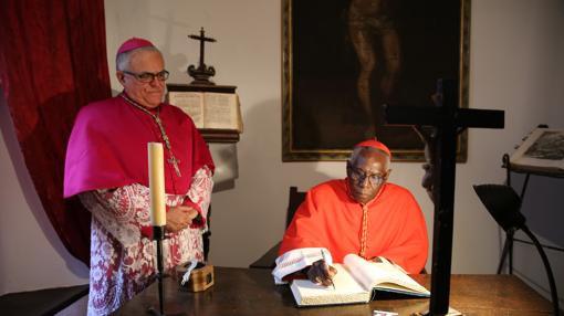 El purpurado firma en la casa de San Juan de Ávila