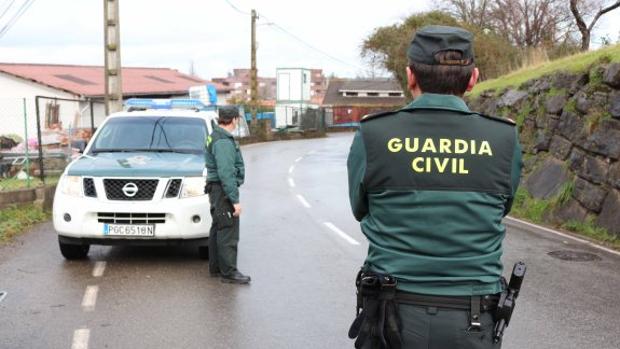 Dos agentes de la Guardia Civil