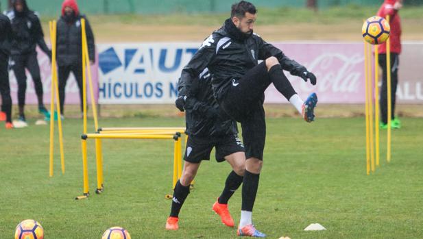 Héctor Rodas intenta controlar el esférico en un entrenamiento