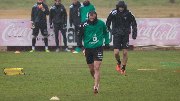 Juli trota en plena lluvia en el entrenamiento del Córdoba CF