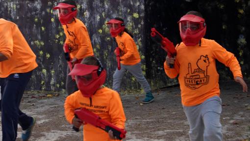 Niños en una partida de paintball en el recinto de Camino de la Barca