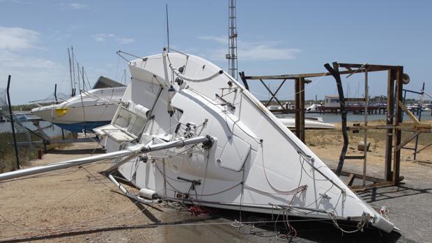 Un barco arrastrado por el viento en El Rompido