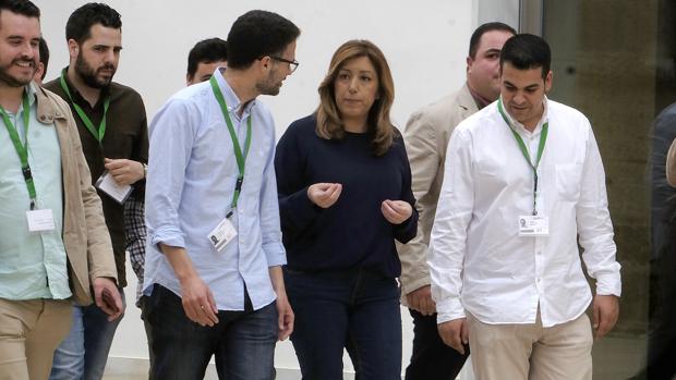 Susana Díaz con representantes de Juventudes Socialistas en el Parlamento