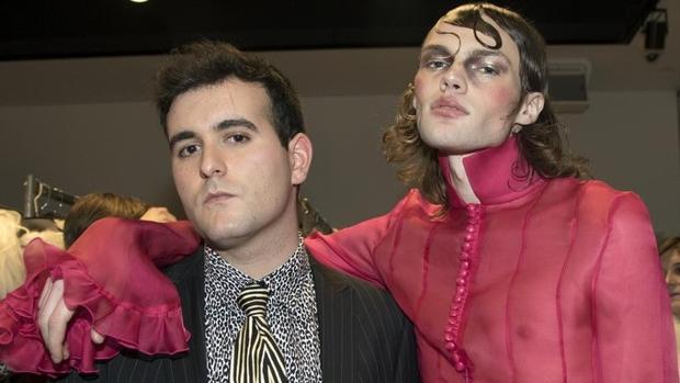 Alejandro Palomo junto a uno de sus modelos tras un desfile