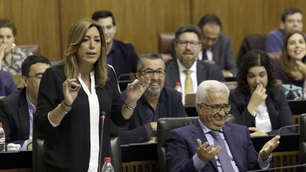 Susana Díaz y Manuel Jiménez Barrios en la última sesión de control al Gobierno en el Parlamento