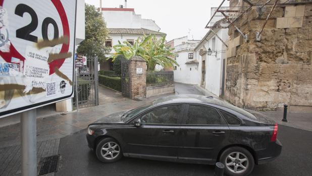 Un coche transita junto a un colegio del Centro y una señala de velocidad en Córdoba