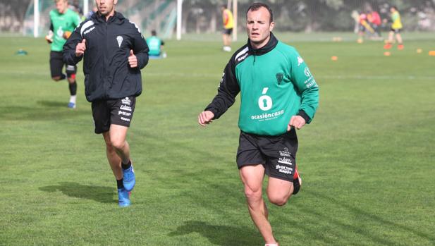 Juli, que se ha retirado lesionado del entrenamiento, trota en la Ciudad Deportiva