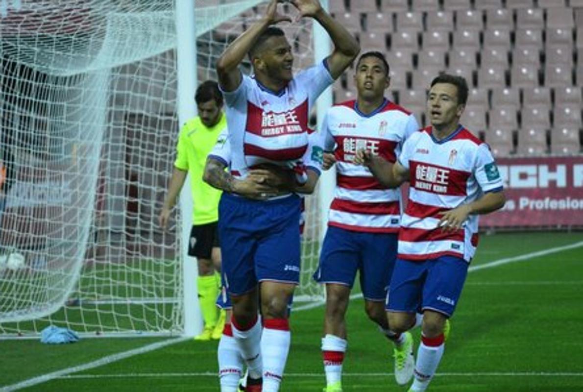 El colombiano Luis Suárez celebra el primer gol del Granada B ante el Córdoba B