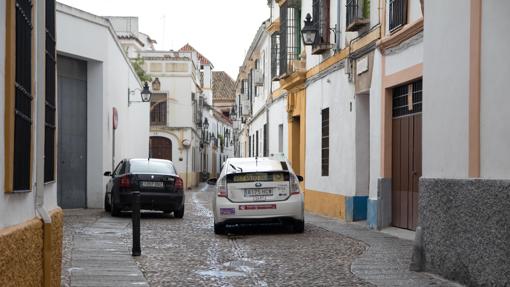 Un taxi circulando por la calle La Palma