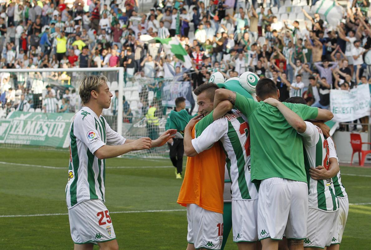 Los jugadores del Córdoba se abrazan con la grada de fondo