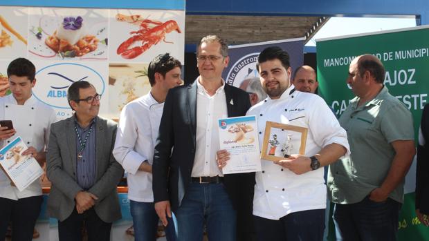 El alcalde castrense José Luis Caravaca, en el centro, durante un acto gastronómico