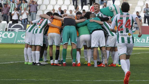 Los jugadores del Córdoba celebran la victoria contra el Reus