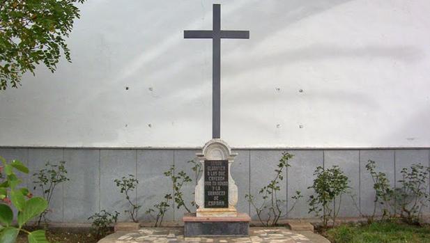 Cruz de los Caídos de Dos Torres, junto a la iglesia de la Asunción