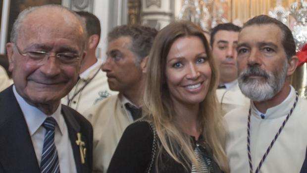 El alcalde de Málaga, junto a Antonio Banderas y su pareja, Nicole Kimpel, la pasada Semana Santa