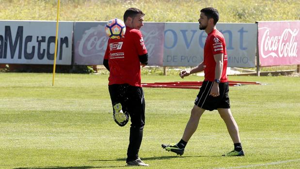 El entrenador del Córdoba CF, Luis Carrión, da un taconazo al balón